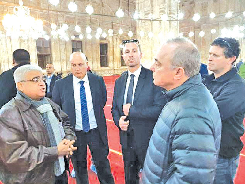 نشرت السفارة الإسرائيلية لدى مصر، في حسابها الرسمي بموقع «فيسبوك»، صورتين عن زيارة وزير الطاقة الإسرائيلي يوفال شتاينتس لمسجد محمد علي، أحد أكبر المساجد الأثرية ب‍القاهرة، وموقع القلعة التاريخي. وشارك الوزير الإسرائيلي في منتدى غاز شرق المتوسط في القاهرة.