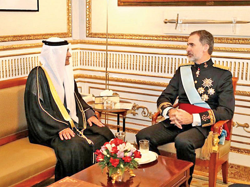 الملك الإسباني مستقبلاً سفير الكويت
