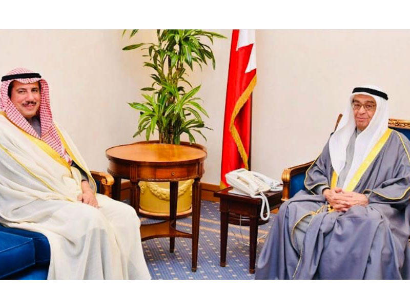 نائب رئيس الوزراء البحريني الشيخ محمد بن مبارك مع عميد السلك الدبلوماسي سفير الكويت لدى البحرين الشيخ عزام الصباح