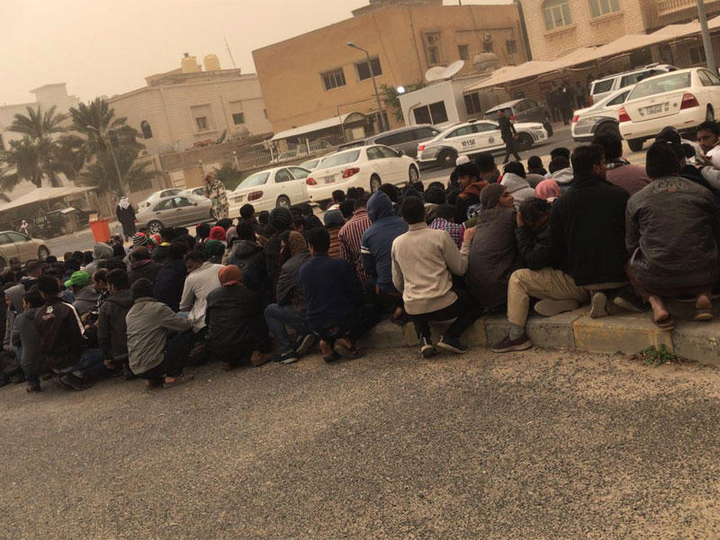 المحتجون خلال تجميعهم قبيل نقلهم إلى أماكن التوقيفn