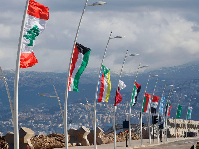 أعلام دول الجامعة العربية قبل القمة العربية للتنمية الاقتصادية والاجتماعية في بيروت