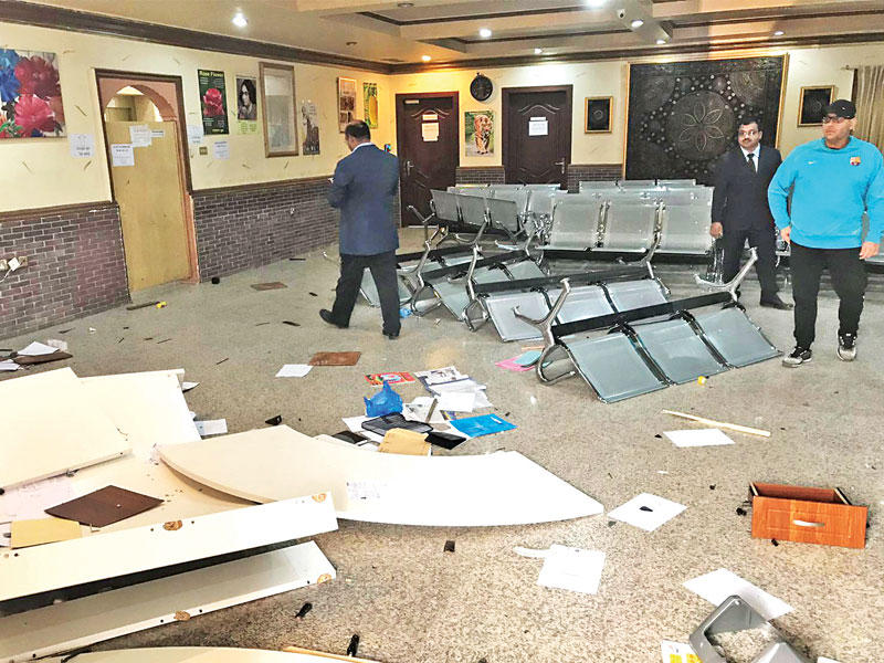 آثار التحطيم والشغب في قاعة السفارة البنغالية