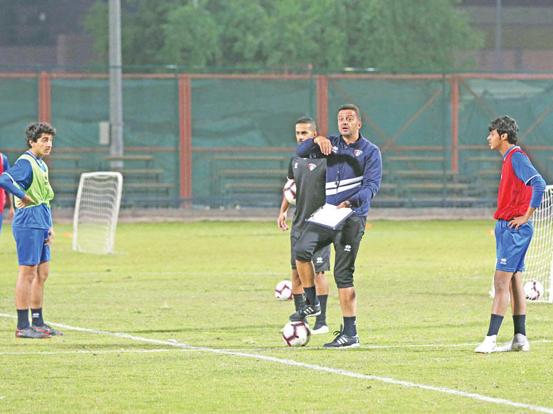 دينكو يوجه اللاعبين في تدريب سابق