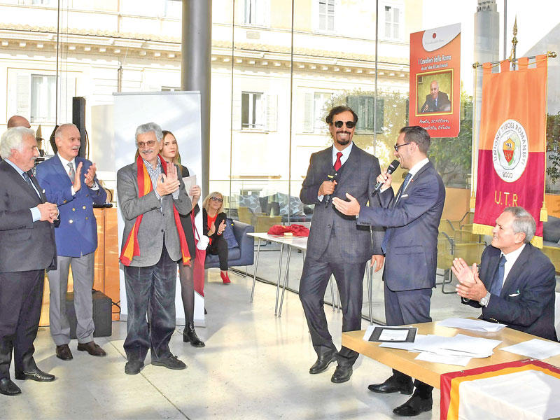 الاحتفاء بمنح السفير علي الخالد لقب فارس فريق روما بجانب رئيس وزراء إيطاليا السابق ماسيمو داليما