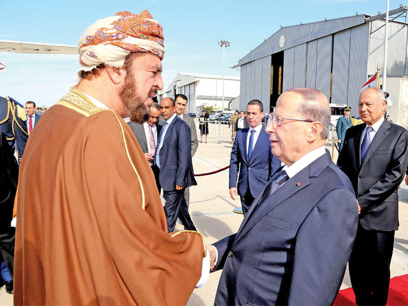 عون مستقبلاً الممثل الشخصي لسلطان قابوس أسعد بن طارق في مطار بيروت أمس (دالاتي ونهرا)