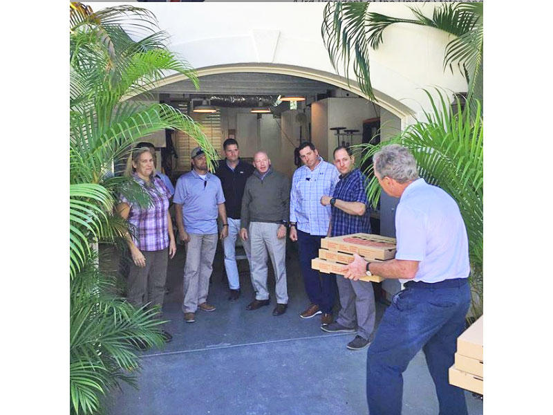 تضامن الرئيس الأميركي السابق جورج بوش مع موظفي الخدمة السرية الفدراليين المكلفين حمايته، والذين يعملون منذ نحو 4 أسابيع من دون أي مقابل مادي، بسبب الإغلاق الحكومي الجزئي، بتقديم البيتزا لهم.nونشر بوش، بحسابه في «إنستغرام»، صورة، يظهر فيها حاملاً عدداً من علب البيتزا، التي قدمها إلى موظفي الخدمة السرية، داعياً إلى وضع «السياسة جانبا وإنهاء الإغلاق الحكومي». nوتقضي مهمة موظفي الخدمة السرية بحماية رؤساء أميركا الحاليين والسابقين وعائلاتهم، ويعمل بها أكثر من 7 آلاف موظف.