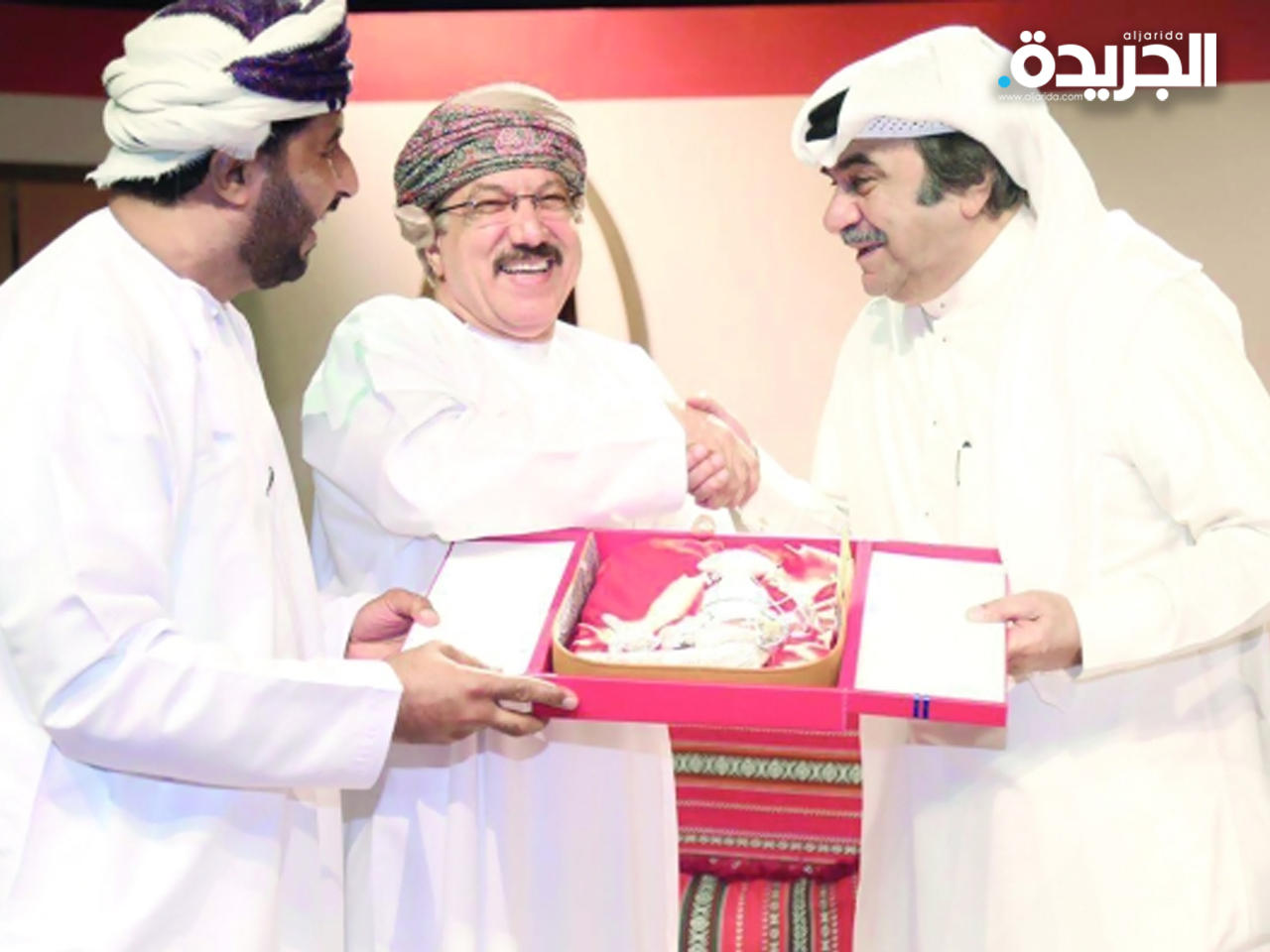 الراحل عبدالحسين عبدالرضا أثناء تكريمه في مسرح الكلية التقنية العليا بمسقط 