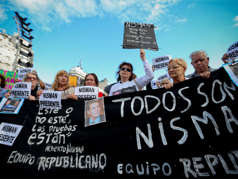 مئات المتظاهرين أمس الأول في العاصمة الأرجنتينية يطالبون بالعدالة، للمدعي العام الراحل البرتو نيسمين الذي اغتيل في 2015، بعد أن اتهم الرئيسة السابقة كرستينا كيرشنر ومسؤولين في إدراتها بالتواطؤ مع إيران في الهجوم على مركز ديني يهودي ببيونس ايرس في 1994 أوقع 85 قتيلاً  (أي بي أيه)
