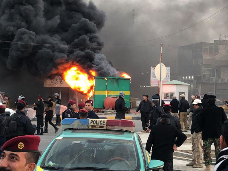 متظاهرون يحرقون مركزاً للشرطة في البصرة أمس الأول