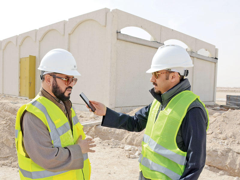 العنزي متحدثاً إلى الزميل يوسف العبدالله