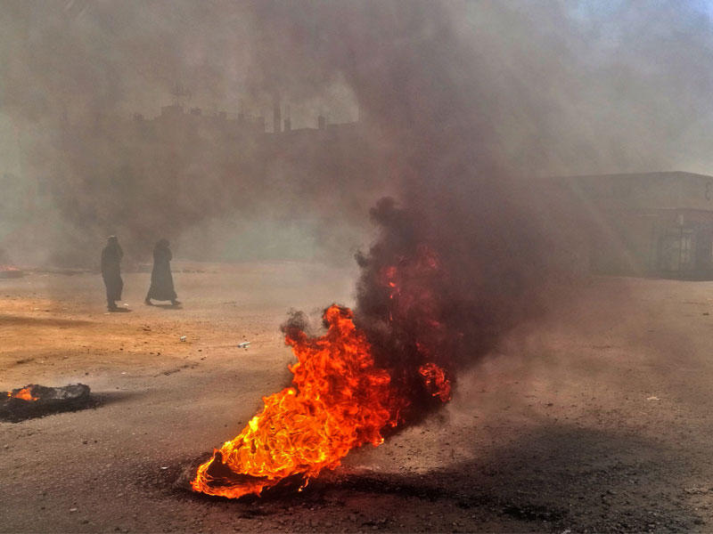 المحتجون السودانيون يحرقون الإطارات خلال مظاهرة مناهضة للحكومة