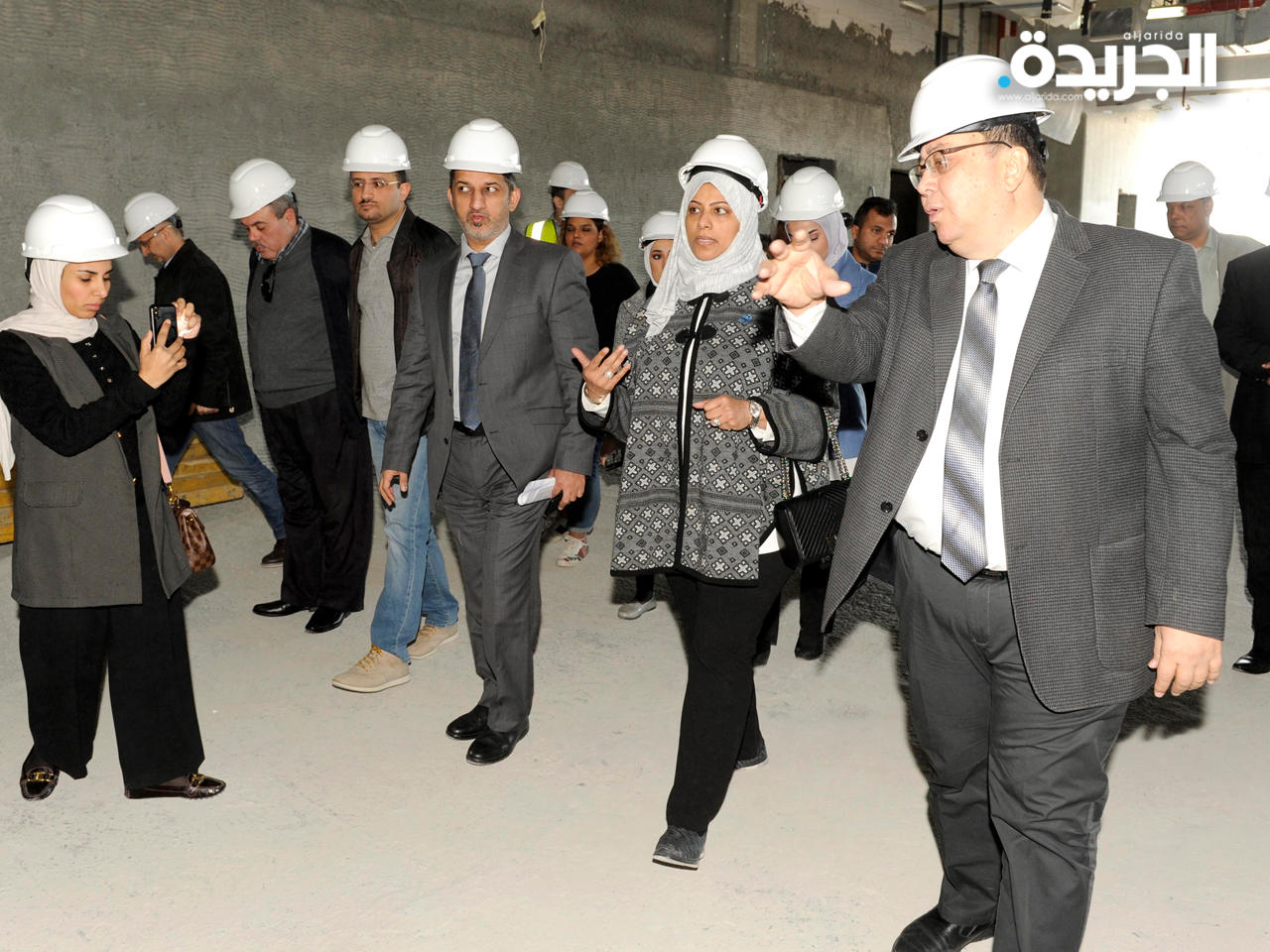  العوض والنهام أثناء الجولة على أحد أجزاء مبنى المشفى الجديد 