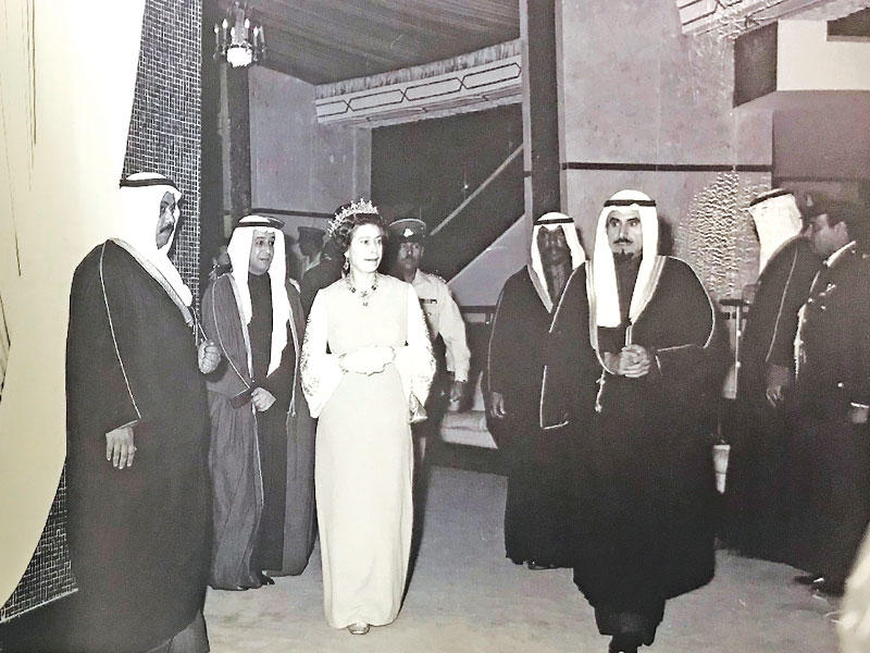 الشيخ جابر الأحمد الصباح يستقبل الملكة إليزابيث الثانية في قصر السلام عام 1979