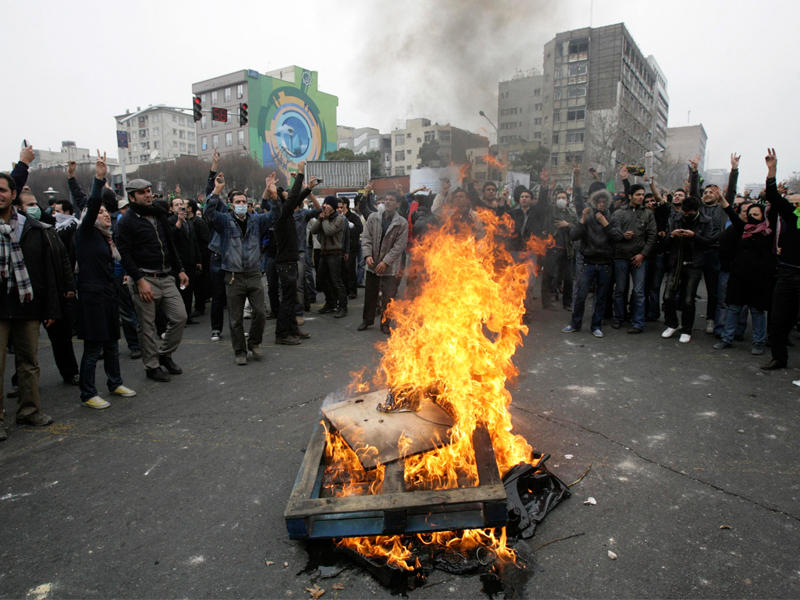 قمع الناشطين واعتقالهم في إيران