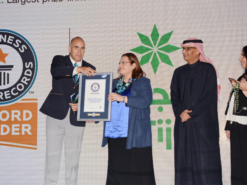 ممثل «غينيس» يسلم الشهادة