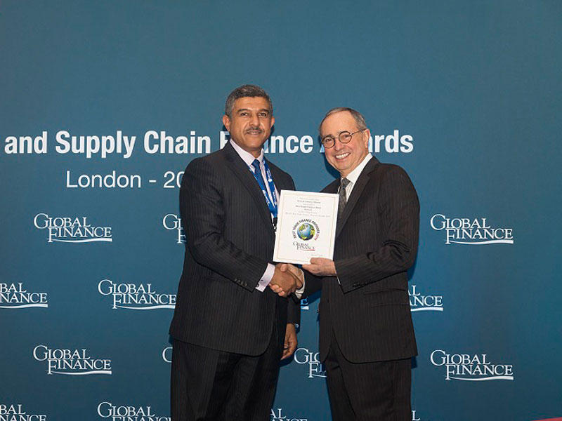 الرشود يتسلم الجائزة 