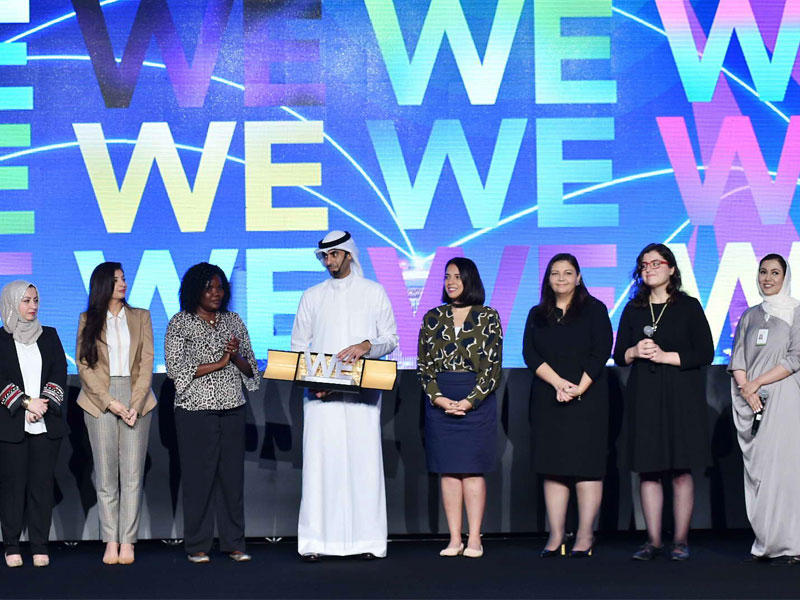  بدر الخرافي يتوسط قيادات فرق العمل لتمكين المرأة من جميع شركات زين في مؤتمر سابق بالكويت 