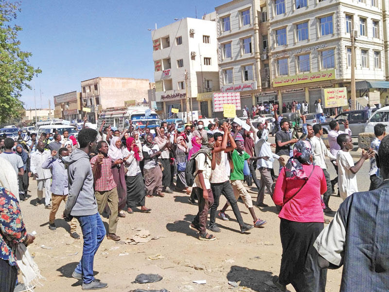 سودانيون يتظاهرون في مدينة أم درمان أمس       (أ ف ب)