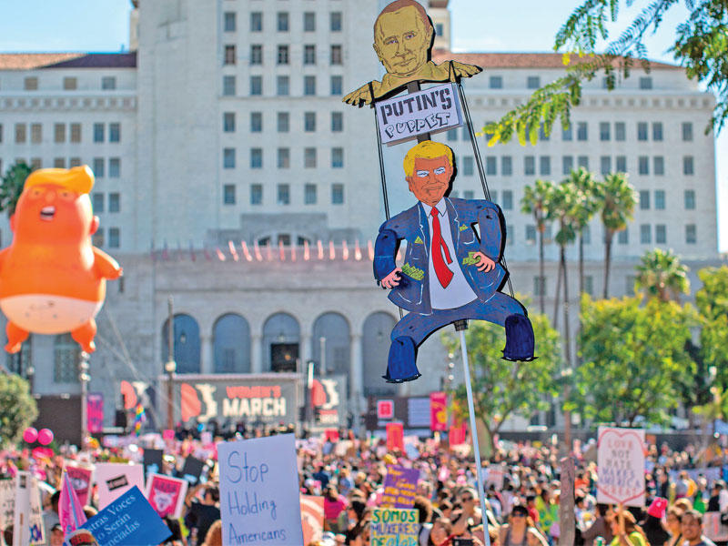 نساء يرفعن مجسّمات لترامب خلال مسيرة في مدينة لوس أنجلس أمس الأول       (أ ف ب)