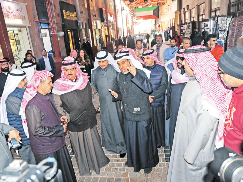 الوزير أثناء الجولة