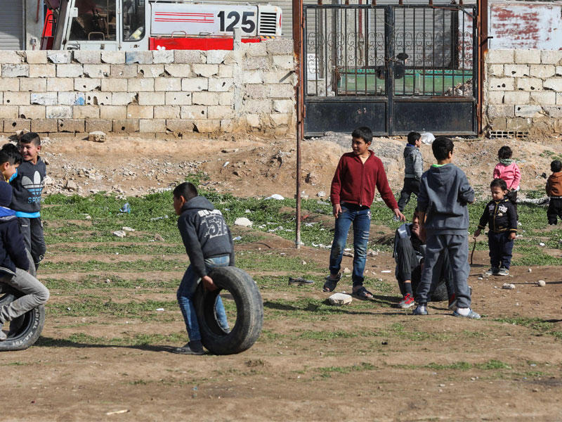 صبية سوريون يلعبون في جرمانا جنوب دمشق أمس (أ ف ب)n