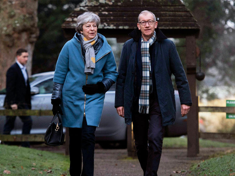 تيريزا ماي وزوجها فيليب في طريقهما إلى الكنيسة في ويكومب أمس (اي بي ايه)n