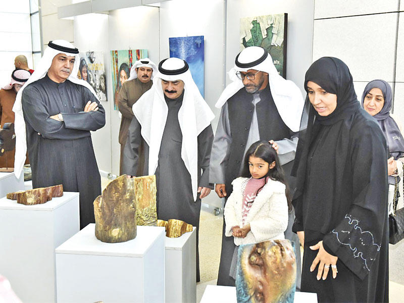 الشريعان مع اليوحة والعبدالجليل في جولة بالمعرض