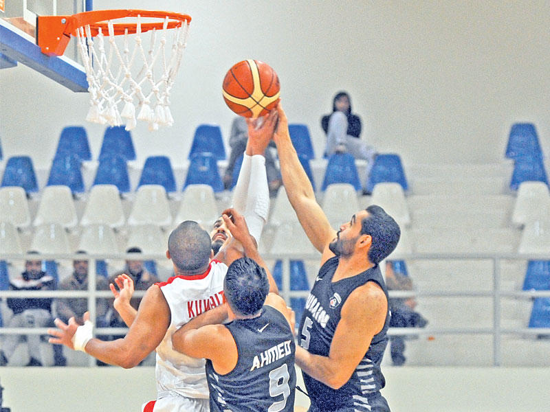 صراع تحت السلة في مباراة الكويت والقرين (تصوير عبدالله الخلف)