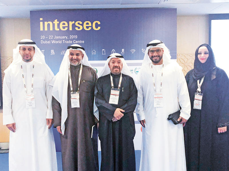 الأنصاري وعدد من المسؤولين الإماراتيين