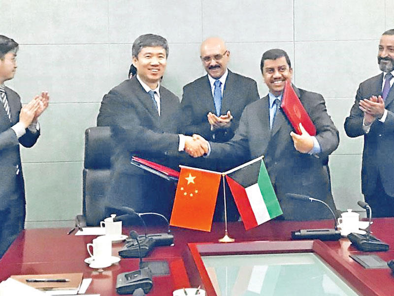 جانب من توقيع اتفاقية القرض مع الصين