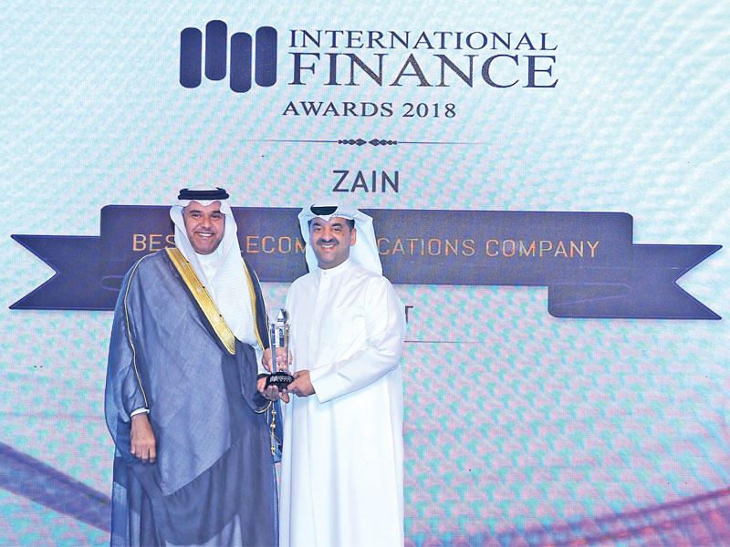 وليد الخشتي يتسلّم الجائزة خلال الحفل في دبي