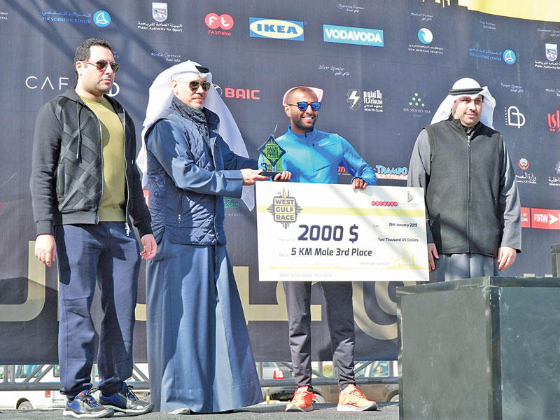 الأيوب يكرم أحد الفائزين