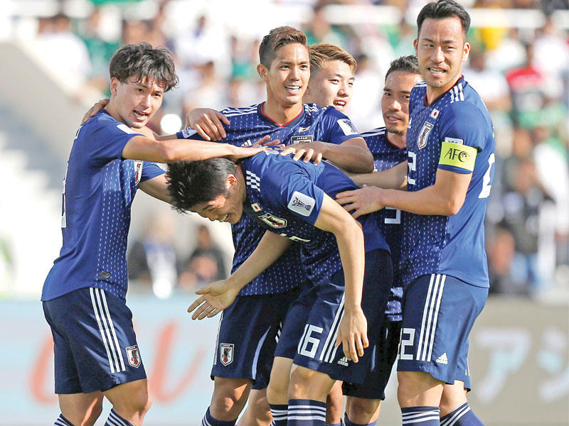 فرحة لاعبي المنتخب الياباني بهدف الفوز