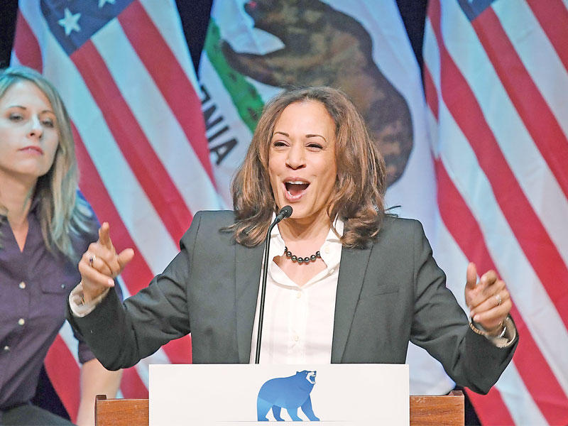 كامالا هاريس تتحدّث في احد المؤتمرات الحزبية في كاليفورنيا (ا ف ب)