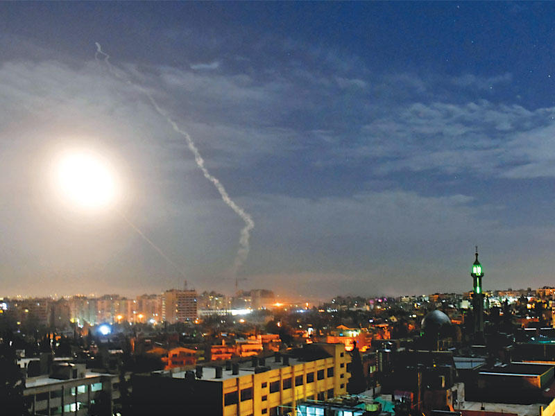 صواريخ إسرائيل تضيء سماء دمشق أمس (رويترز)