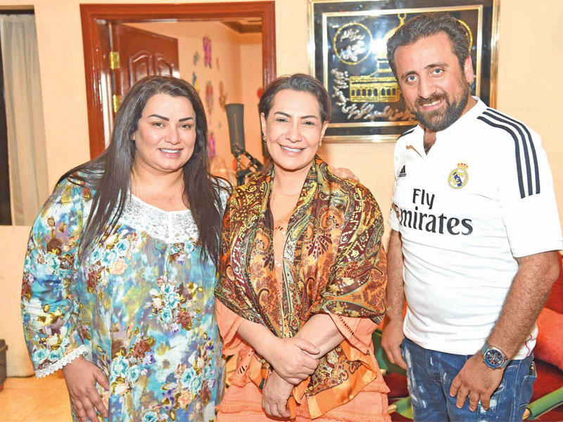 منى شداد مع هدى حسين ومنير الزعبي في «إقبال»