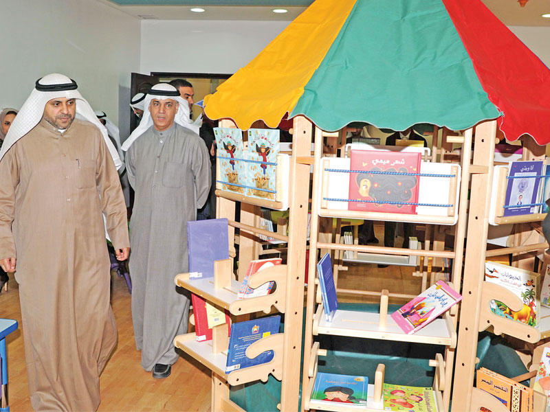 الجبري واليوحة خلال تفقد مكتبة خيطان 