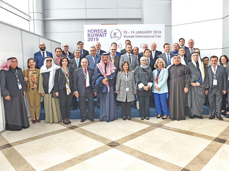 مشاركون في المعرض