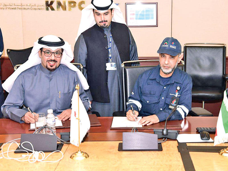 فهد الديحاني وأحمد اليعقوب خلال توقيع العقد