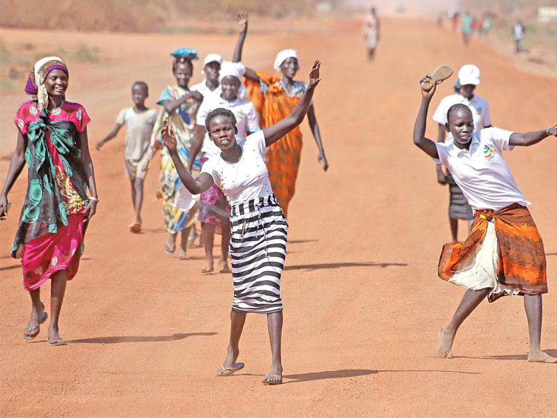 نساء من جنوب السودان يرقصن احتفالاً بإعادة ضخ النفط في حقل الوحدة أمس الأول (رويترز)
