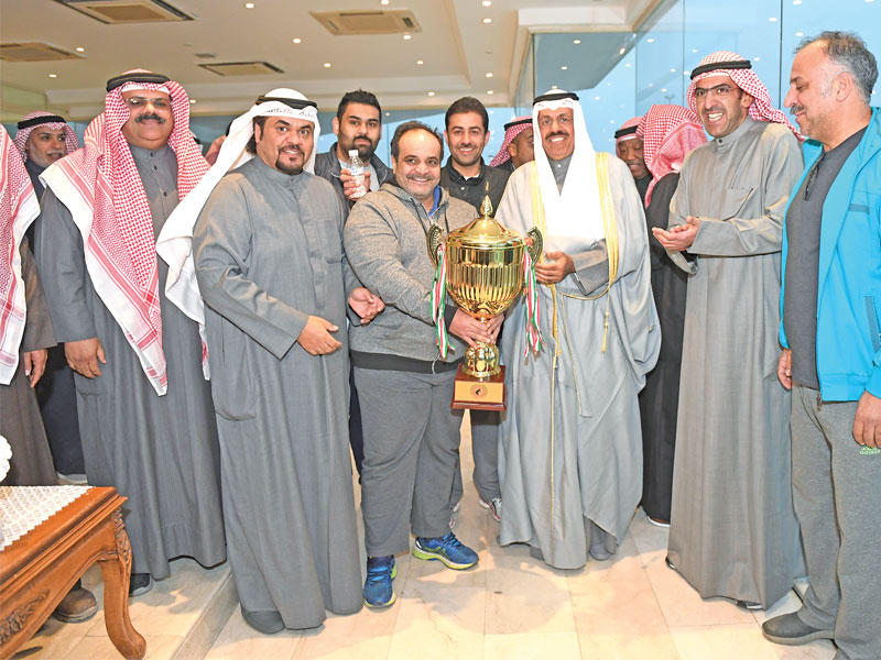 أحمد النواف يسلم إلى الدبوس كأس البطولة