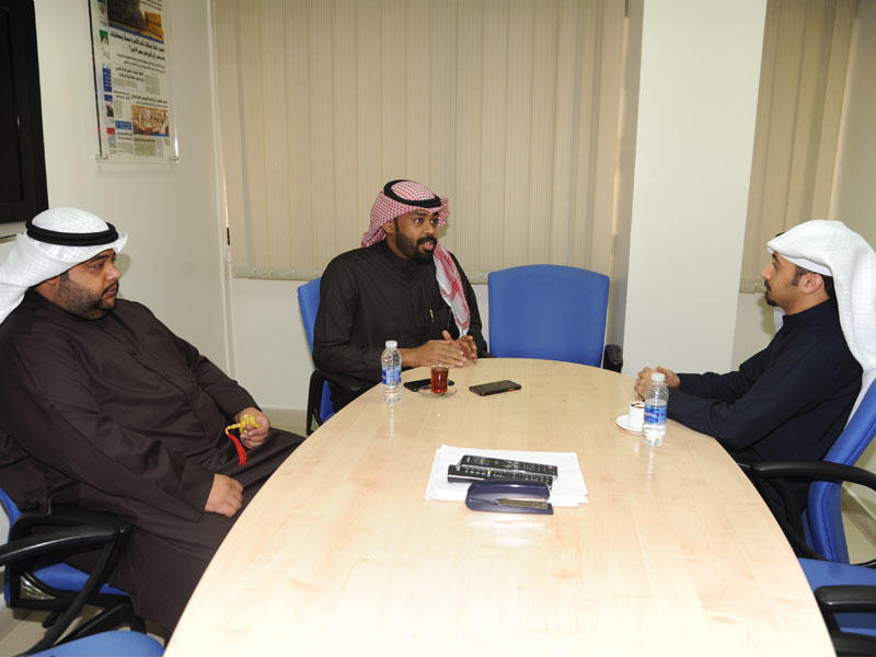 عضوا لجنة «جنوب مدينة صباح الأحمد» متحدثَين إلى الزميل يوسف العبدالله (تصوير عوض التعمري)