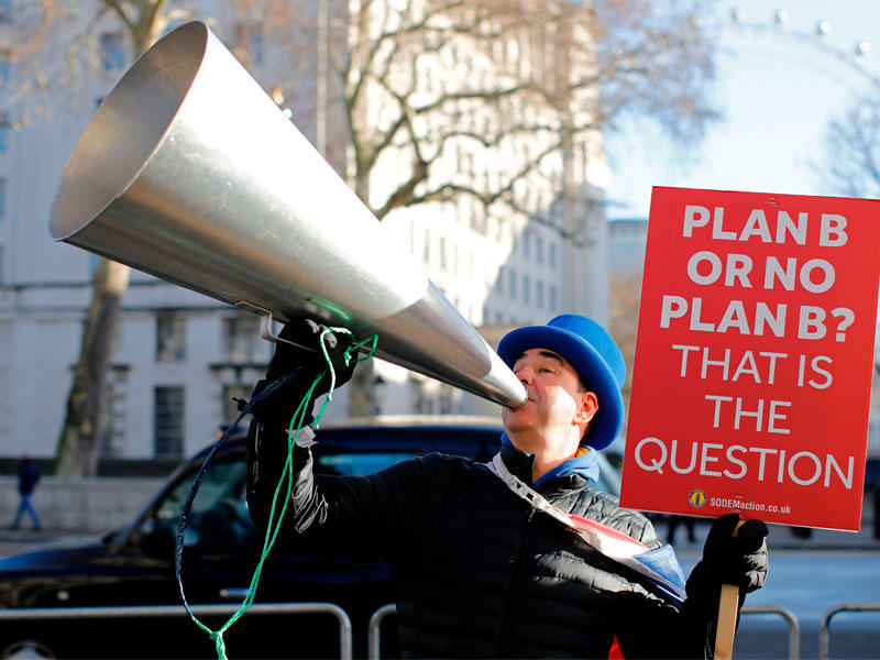 البريطاني ستيف براي المعارض لـ«بريكست» يتظاهر أمام مقر الحكومة في لندن أمس (أ ف ب)