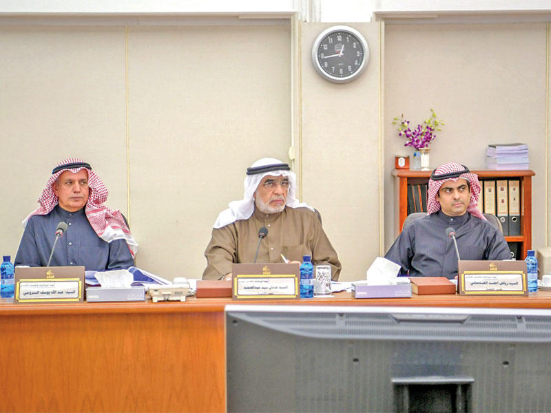 عبدالصمد متوسطاً الرومي والعدساني في اجتماع «الميزانيات» أمس