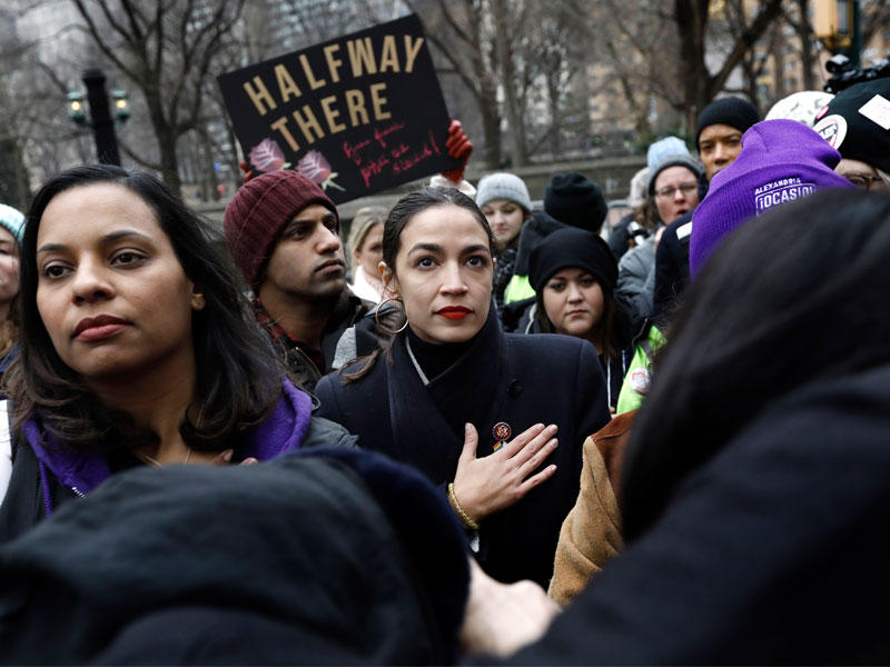 أوكاسيو كورتيز تحضر مسيرة النساء احتجاجًا على سياسات الرئيس الأمريكي دونالد ترامب