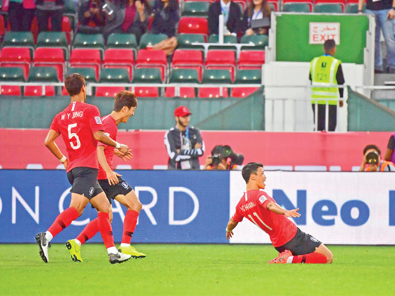 المهاجم الكوري هوانغ هي تشان يحتفل بالهدف الأول لبلاده في المرمى البحريني (أ ف ب) 