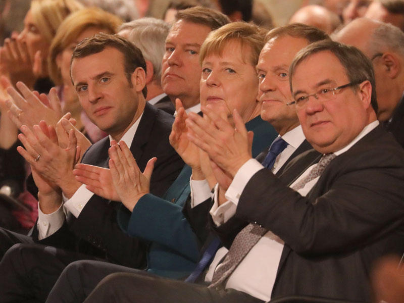 ميركل وماكرون يتوسطان رئيس رومانيا كلاوس لوهانس ورئيس المجلس الاوروبي دونالد تاسك بعد توقيع المعاهدة في آخن أمس (أ ف ب)n