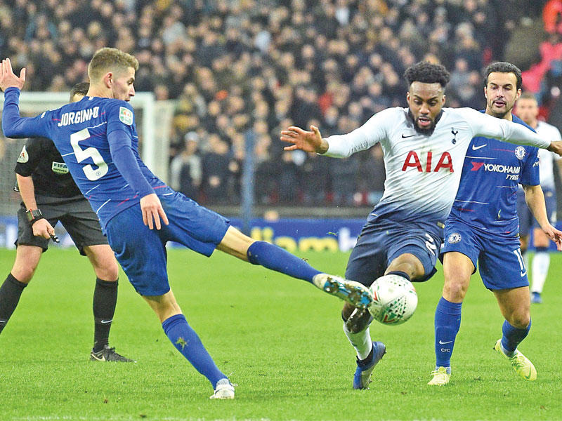 جانب من مباراة الذهاب بين توتنهام وتشلسي