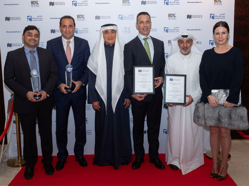 علي معرفي يتوسط كبار المدراء بالبنك الأهلي 