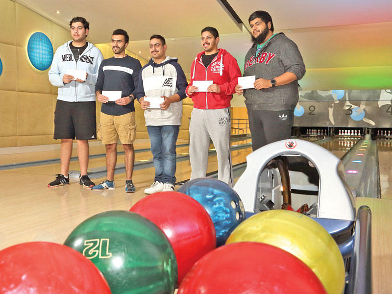 صورة جماعية للعملاء الفائزين 